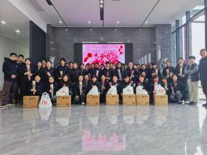 鲜花赠芳华，好礼敬巾帼